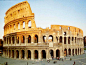 半圆形的拱券为古罗马建筑的重要特征，罗马最有名的斗兽场，可以看到大量拱券和柱式结合的应用。斗兽场高４层，底层是多立克柱式，第二层是爱奥尼克柱式，第三层则是科林斯柱式，在顶层则围绕着壁柱。