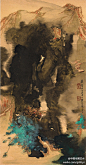 #国画#【张大千《泼彩山水》】 此画构图气势雄伟；山体自上而下，明暗错落；山间云雾缭绕，几间房屋若隐若现，好似琼楼玉宇，令人神往；山脚处，松树正伸展枝干，欢迎来客；红叶树后，一座精致小桥通向山中，让人不由得无限遐想；山顶处数座远峰，与天相接，不远万里。