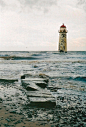 23."Point of Ayr" lighthouse, Talacre Beach, Flintshire, 威尔士。又一座著名的被遗弃的灯塔。令这座灯塔更为诡异的是一个亡灵的传说，这个叫Raymond的男子的灵魂会作为灯塔的看守者时常出现在塔顶