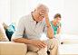 人,情绪压力,住宅内部,室内,公寓_164929292_Senior man upset while wife watches_创意图片_Getty Images China