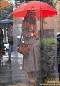 欧美街拍时尚：有了这把雨伞，下再大的雨都是浮云，建议全民推广 ！！