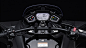 [本田NM4 Vultus 概念摩托车]在今年的第三十届2014大阪摩托车展上，Honda（本田）发表了一款名为NM4 Vultus的概念速克达摩托车，NM4 Vultus概念摩托车又分为NM4-01和NM4-02两个版本，他们之间主要差别在于NM4-01拥有看起来更具吸引力的低轮廓感和车尾，而NM4-02则在两侧车尾部多了实用的置物箱，左侧容积1公升并有一个12V电源插孔，而右侧容积则为3公升。

基本上NM4 Vultus的两个版本造型相同，都十分前卫，整体车身流线有棱有角，同时还拥有低重心和符合人体