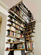 Des escaliers qui surplombent une bibliothèque: 
