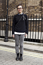 #优衣库·街拍#来自伦敦30岁的记者Valentina Barzaghi。黑色套头针织衫内搭配法兰绒格子衬衫，白色T作为打底穿着。制造出层次分明的叠穿效果。下装搭配的浅灰色牛仔裤和黑色马丁靴，都是不错的时尚单品呢！更多街拍请查看UNIQLOOKS：http://t.cn/h5KvqZ