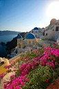 希腊圣托里尼Santorini, Greece

爱琴海最迷人的地方非圣托里尼岛莫属，它总是这样出现在诗句中：美丽的圣托里尼，有世界上最美的落日，最壮阔的海景；天地间蓝与白的相知相间，蓝得彻底，白得耀眼。让艺术家惊叹，让摄影家痴迷，让旅人神魂颠倒