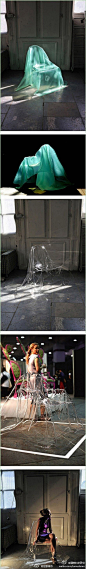 幽灵椅 (The Ghost of a Chair)，设计师Valentina Glez Wolhers的创意，采用聚酯材料制作，模仿的是罩在椅子上一块布的形态——那么，椅子到底在哪里呢？椅子其实就在那里，椅子其实又不在那里。@建筑在线 @ikuku建筑网