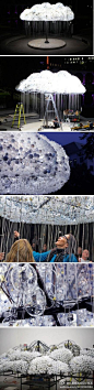 六千枚灯泡组成的美轮美奂灯泡云——艺术家 Caitlind r.c. Brown在加拿大的艺术展中展出一件名为“灯泡云”的作品，这个灯泡云一共使用了超过6000枚灯泡，有很大一部分来自民众捐献的旧灯泡或者坏灯泡。云下面垂有众多金属拉绳，人们可以通过这些绳线开关灯。