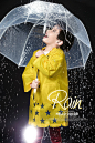 #儿童摄影# #高清壁纸# #时尚#
大雨倾盆而至，阴霾的天气里一抹明黄照亮天空，透明雨伞水珠滑落，一粒粒水晶般。