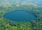 柬埔寨，基里省：Yak Loum火山湖

　　Yak Loum是柬埔寨东北部腊塔纳基里省最受欢迎的旅游景点，位于4000年历史的火山口。湖水深48米，非常纯净透明。湖泊周围绿树林荫，有很多异国的鸟类和鹦鹉。