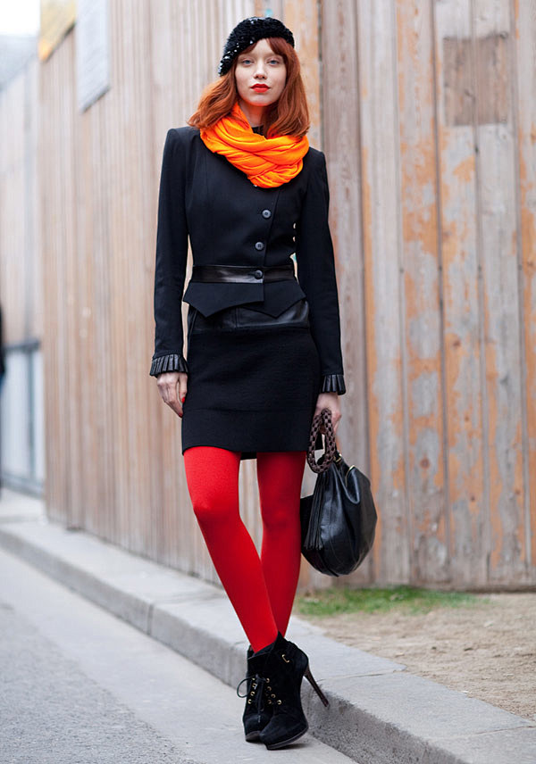 2012巴黎时装周街拍——黑色修身套装，...