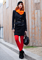 2012巴黎时装周街拍——黑色修身套装，搭配荧光橙色围巾、大红色丝袜。贝雷帽提升整体俏皮感。
