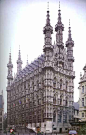 《鲁昂市政厅》
    鲁昂市政厅始建于1376年，到1421年建成，是城市建筑中采用哥特式教堂建筑样式的范例。它有狭长的窗、丰富的雕刻装饰和正面的塔楼。其他地方也有相似的建筑，位于现在的比利时鲁昂市。