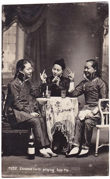 1920年の中国で撮影された写真。 着て...