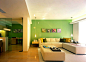 开放性空间绿色调的装饰。不同绿色色调的搭配：嫩绿是的客厅背景和草绿的厨房餐厅背景，两种不同的绿色色调搭配的家装，让人不仅从空间上区别了功能区，还能在颜色视觉上做出感性的判断。，绿色，客厅，白色，春色，简约，