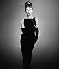1961年《蒂凡尼的早餐》
如果要盘点奥黛丽·赫本最经典的荧幕形象，她在《蒂凡尼的早餐》中一袭黑裙手拿面包与咖啡伫立在蒂凡尼橱窗前的一幕绝对令人难忘。这件经典的小黑裙和以往纪梵希先生为赫本的设计一样，采用了强调后背的设计，优雅的圆弧曲线与层叠的大颗珍珠项链相得益彰，这身装扮无论在时装史还是电影史上，都是经典之作，这也成为女星们一再复刻的标志形象。