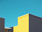 这组清新别致的建筑摄影作品出自德国摄影师Lino Russo之手，构图简洁、颜色活泼，每张照片也都会以淡蓝色天空为背景。天空的蓝色与建筑的彩色形成对比，却又完美地融合在一起，而大色块运用将立体的建筑表现得平面化。