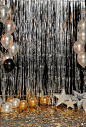 银色的节日背景，气球、星星和五彩纸屑被彩色灯笼照亮