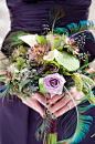 加入了孔雀羽毛元素的新娘手捧花，多而不乱的色彩搭配,强烈的色彩对比,鲜明的异域风情~
更多婚礼手捧花>>http://t.cn/8slhW0h 