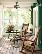 美式的阳台，装上复古吊扇，木藤摇椅，搭配条纹靠枕，乡村休闲的感觉~~