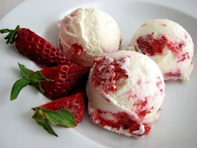 【草莓冰淇淋】材料：蛋黄4个、淡奶油25...