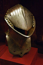 【The Frog-mouth helm】蛙嘴盔，德语为Stechhelm，意思为“尖头的头盔”，流行于15-17世纪。这种头盔属于重型头盔，重量有5公斤+，靠佩戴者的肩膀支撑，常用于骑士比赛。在过去，能佩戴这种头盔的骑士身份都很高，因此这种头盔还非常具有炫耀性。抛去影视作品的借鉴，现在不少骑士类活动也能看到它。