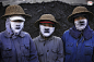 2007年11月23日，辽宁阜新的三名拣煤女工，她们的口罩上布满了煤灰。CFP/苗奥