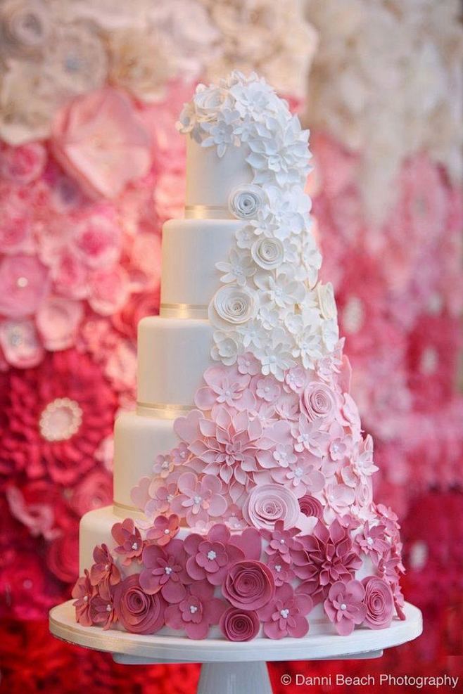 花朵装饰的粉色翻糖婚礼蛋糕,