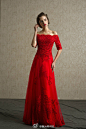 惊艳的中国红新娘礼服，中式旗袍的元素，性感与端庄的双重展示，散发着优雅的古典风味。