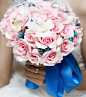#手捧花#粉色的玫瑰花和蓝色的丝带搭配起来是不是很好看很特别呢 - 微幸福 - 幸福婚嫁网