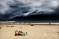 第59届世界新闻摄影比赛：自然组单幅一等奖 《风暴来袭邦迪海滩》 摄影：Rohan Kelly/澳大利亚　当地时间2015年11月6日，悉尼邦迪海难，大团“海啸云“来袭。