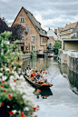 Colmar, Alsace, France(by Kodak Gold 200)。科尔马是法国东北部阿尔萨斯的一个小镇，地处平原，重要的葡萄酒市场。有铁路经过，设有纺织工业学校。科尔马是最浪漫的地区之一，因其境内运河和花船而得名。从桥上可以看到以前船夫和洗衣店在水中的倒影，景色美丽。动画电影《哈尔的移动城堡》中的小镇原型就是法国的科尔马。