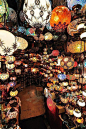 在伊斯坦布尔，有着世界最大、最古老的集市 “Grand Bazaar” ，这些琉璃灯点亮后，每一天街上都像是在举行节日的祭典一样，灯火辉煌。（转）
