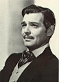 克拉克·盖博 Clark Gable（1901-02-01至1960-11-16）20世纪好莱坞最著名的男明星。1931年出演首部电影《彩色的沙漠》。1933年因电影《一夜风流》获得奥斯卡最佳男主角的称号。1935年再次因《叛舰喋血记》获得最佳男主角提名。1939年在《乱世佳人》中与费雯丽合作，使盖博的影响更是如日中天。1942年，41岁的盖博参加了美国空军，曾参加轰炸柏林的战斗任务。1960年11月16日晚2点15分，60岁的盖博在妻子凯伊怀里离开了人世。
克拉克·盖博(Clark Gable)——他那