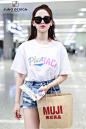 8月2日，杨超越现身上海机场，她身穿白T搭配牛仔短裤简约却最经典时髦。 ​​​​