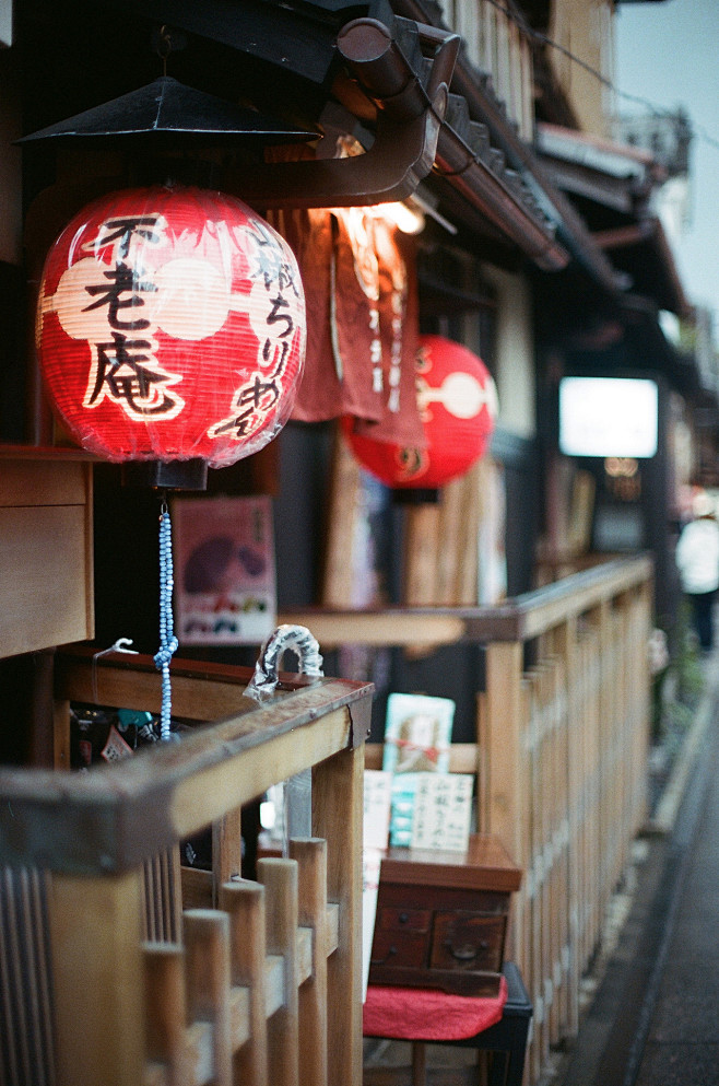 京都街头。雨 - by Edwina |...