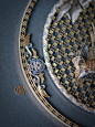 无烧蓝宝石-芭蕉锦鸡团扇首饰摆件。 : 近期最具代表性的作品之一，以传统元素题材诠释现代彩宝，精品之作，除了收藏摆设，也兼具首饰的实用性。