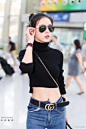 9月19日，张予曦现身北京机场。她身穿黑色性感露腰短款上衣，纤腰上可以清晰可见马甲线。 ​​​​