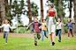 人,休闲装,教育,生活方式,户外_168359613_Teacher walking at park while students run in background_创意图片_Getty Images China