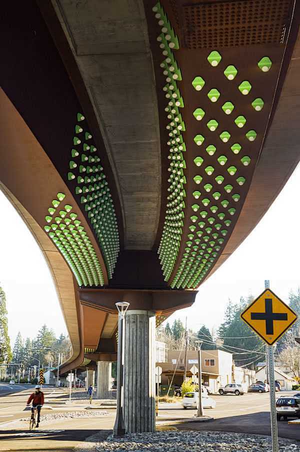 高架桥下的艺术灯光带 by Thomas...
