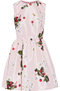 REDValentino 这款亮泽的罗缎连衣裙饰有奇趣俏皮的雏菊、樱桃和蜜蜂印花图案。它采用无袖设计，并配有隐藏式口袋；收腰设计烘托出修身的伞裙廓形。建议为该迷你单品搭配尖头平底鞋。
