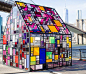 艺术家Tom Fruin 彩色玻璃房子装置艺术，位于纽约 <br/>⠀⠀⠀⠀⠀⠀⠀⠀⠀⠀⠀⠀⠀⠀⠀⠀⠀⠀⠀⠀⠀⠀⠀⠀⠀⠀⠀⠀⠀⠀来源：[INSTAGRAM] artswb<br/>#空间# #艺术# #创意# #建筑#