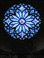 玫瑰窗（The rose window）| 也称玫瑰花窗，为哥特式建筑的特色之一，指中世纪教堂正门上方的大圆形窗，内呈放射状，镶嵌着美丽的彩绘玻璃，因为玫瑰花形而得名。