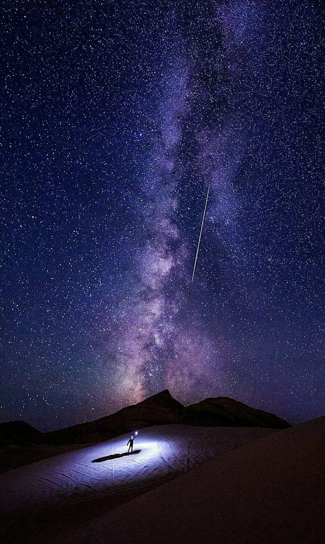 捕捉星空
#背景图##星空##银河##星...