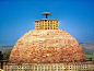 桑吉是印度一座不朽的历史遗迹，其上有50座佛塔。其中最著名的是桑奇大塔，它是保存最完好的一座早期佛塔和世界最精美的一座建筑物。这些巨大的佛塔其实是巨大的半圆形球形结构，它中央的小室用来盛放佛陀的遗物。桑奇大塔还是佛陀由生到死的人生轮回的象征。桑吉是佛教艺术和建筑学经历兴起、发展和死亡的地方。