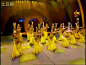 2005年春晚最出色的节目是什么？相信所有的人都会说是《千手观音》。邰丽华和她的20位聋哑姐妹在4位手语老师的指挥下，舞出了完美结合和谐之美与人性之美的《千手观音》。时长6分钟的舞蹈，掌声达到10次。这段由中国残疾人艺术团21位聋哑人共同演出的舞蹈，以其巧妙的构思，整齐划一的动作，成为2005年春晚最受欢迎的节目。