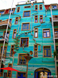 这座位于德国德累斯顿市的彩色的建筑，外墙安装了许多乐器形状的管道，每当下雨时就会“演奏”出动听的音乐。由于创意独特、有趣，这面“音乐墙”成为了德累斯顿地区的学生们最喜欢的设计之一。