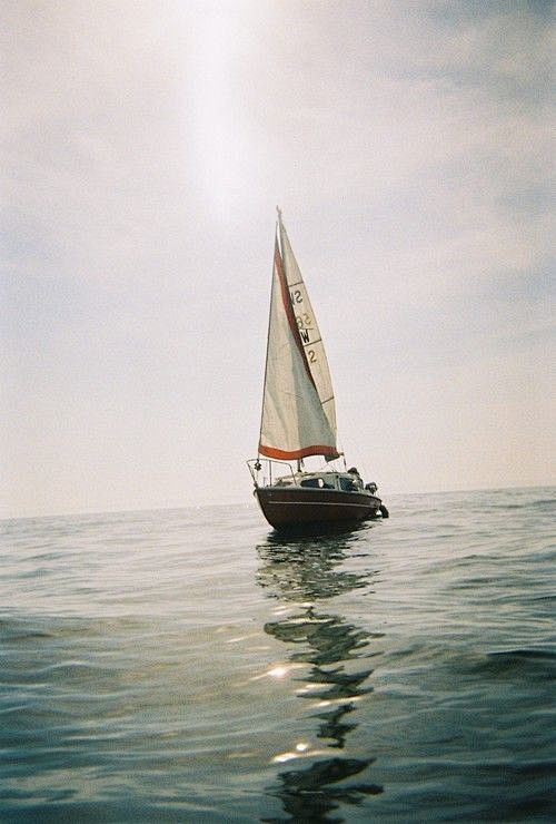 地平线上的帆船。