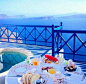 圣托里尼的早晨~有这样的早餐和美景你还会赖床吗？#看得见风景的房间#