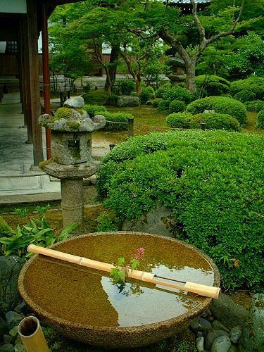 逐鹿和蹲踞。“逐鹿”為日本園林中一竹制小...