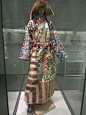  藏族织金锦囊水獭皮妇女盛装